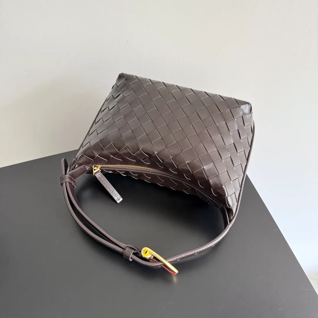 Batch 1880 BOTTEGA VENETA Year of the Snake🐍Limited Edition Wallace's classic Intreccio woven leather lunch bag, equipped with a lifelike golden snake-shaped buckle, playful and smart shape, which means the blessing of the snake. The shoulder strap can be adjusted in length. The shape of the bag evolved from the lunch bag. It has a classic shape and is versatile. The bag capacity is enough to carry mobile phones, keys, cosmetics, etc. during daily commuting and shopping. The limited edition for the Year of the Snake has an extra sense of sophistication, and it also means that snakes move around and bring good luck ~ Style number: 815395 (754443) Size: 22*13*9.5cm